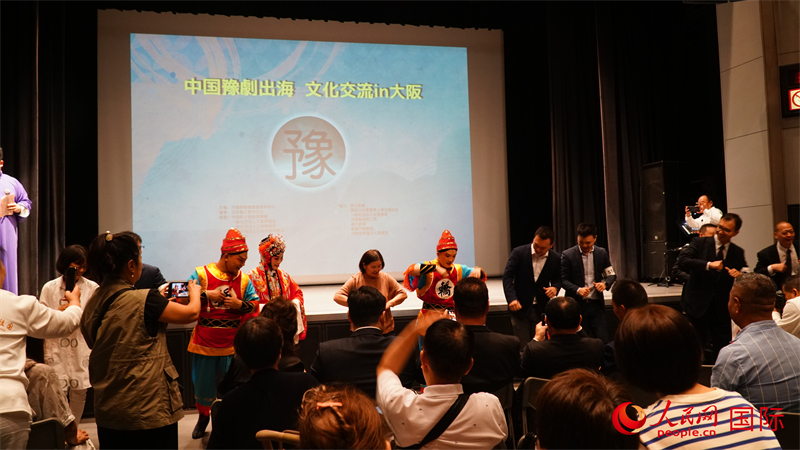 觀眾們親身體驗豫劇臺步。人民網(wǎng) 蔣曉辰攝