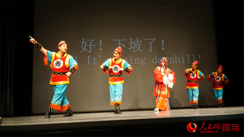 經(jīng)典唱段《抬花轎》。人民網(wǎng) 蔣曉辰攝