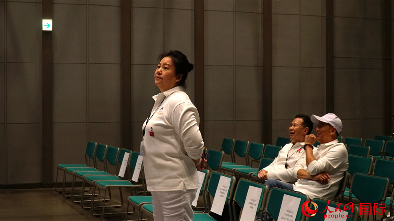 張建萍導演在彩排過程中仔細觀察演員的表現(xiàn)。人民網(wǎng) 蔣曉辰攝
