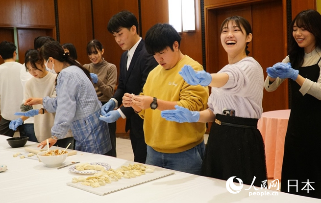 兩國青少年在聯(lián)歡會現(xiàn)場體驗(yàn)包餃子。人民網(wǎng) 蔣曉辰攝
