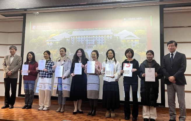 主辦方向參與者頒發(fā)結(jié)業(yè)證書。笹川日中友好基金供圖