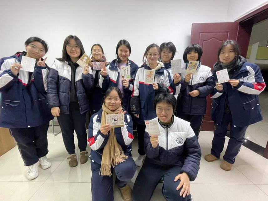 宜昌夷陵中學(xué)、天問學(xué)校學(xué)生展示日本友人寄來的新年賀卡