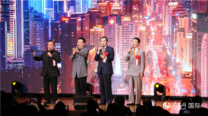 吳江浩大使、郁鈞劍、王家馴會長和晚會總導(dǎo)演程波共同登臺合唱《說句心里話》。人民網(wǎng) 許可攝