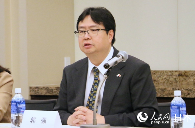 中國駐日本大使館參贊郭強致辭。人民網 許可攝
