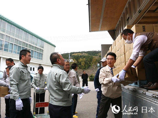 在日中企協(xié)一行搬運(yùn)救援物資。人民網(wǎng) 許可攝