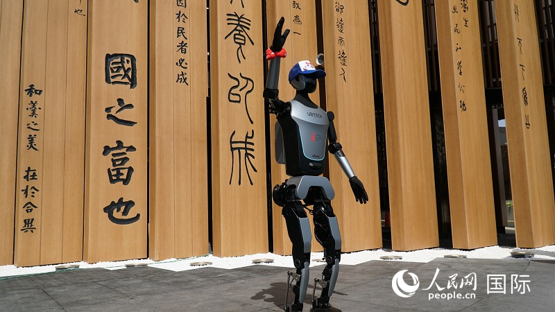 全新一代人形機(jī)器人“Walker 行者”將為中國館觀眾提供智能導(dǎo)覽服務(wù)。人民網(wǎng) 蔣曉辰攝