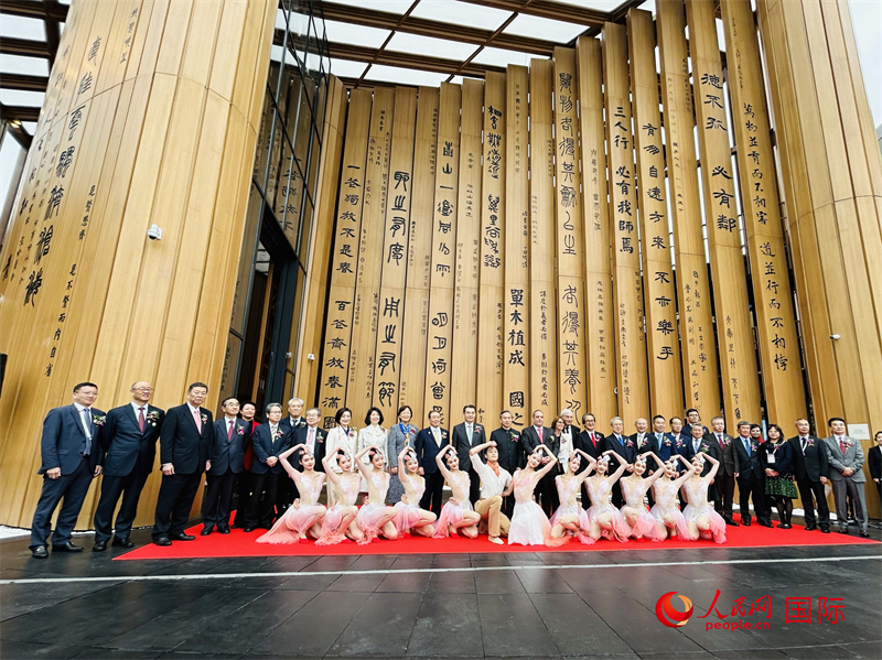 4月13日，2025年日本大阪世博會(huì)中國(guó)館舉行開館儀式，與會(huì)嘉賓合影。人民網(wǎng) 許可攝