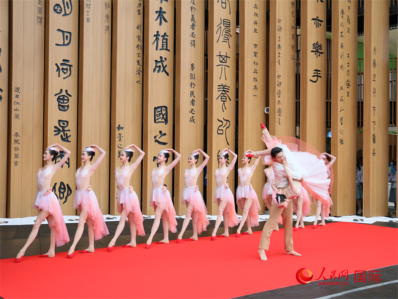 中日友好紀(jì)念舞劇《朱鹮》表演。人民網(wǎng) 許可攝