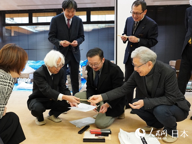 中日傳統(tǒng)工藝匠人熱切交流。笹川和平財(cái)團(tuán)供圖