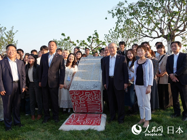 與會(huì)嘉賓與中日青年合影留念。人民網(wǎng) 許可攝