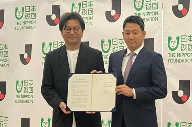 [配圖說(shuō)明：出席合作協(xié)定簽訂儀式的日本職業(yè)足球聯(lián)賽主席野野村芳和（左）與日本財(cái)團(tuán)的笹川順平專(zhuān)務(wù)理事]