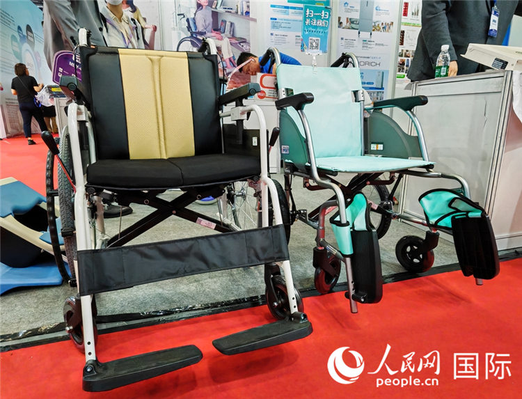 現(xiàn)場(chǎng)展出的輪椅。人民網(wǎng)記者 張靖攝