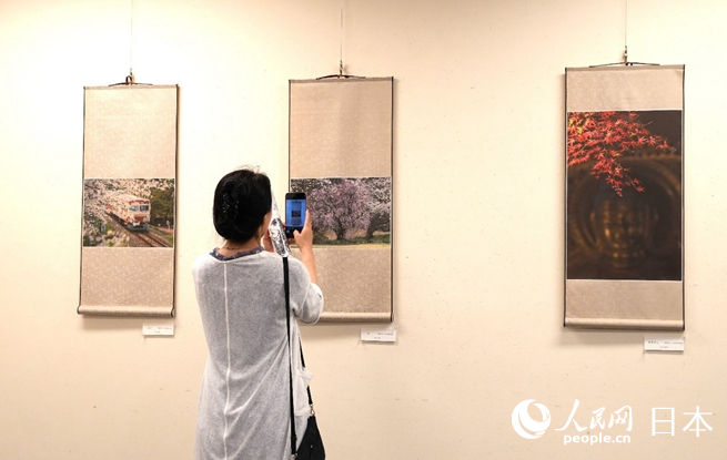 到場嘉賓觀看展出作品。人民網(wǎng) 許可攝