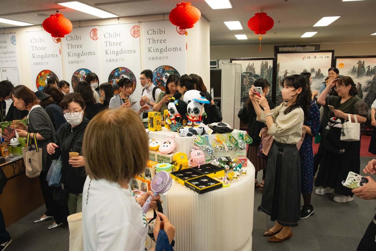 現(xiàn)場民眾熱情高漲。中國駐東京旅游辦事處供圖
