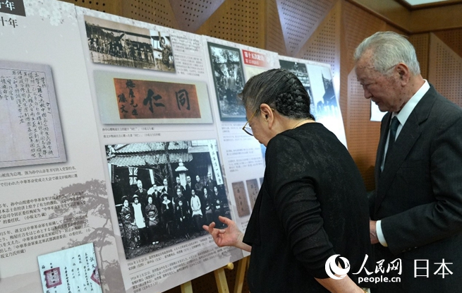 與會(huì)嘉賓觀展。人民網(wǎng) 許可攝
