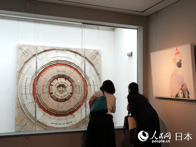 嘉賓觀看展覽。人民網(wǎng) 許可攝