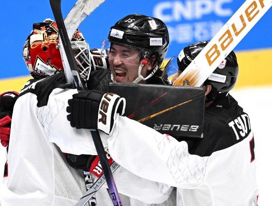 日本隊(duì)球員慶祝勝利。新華社記者 李嘉南 攝