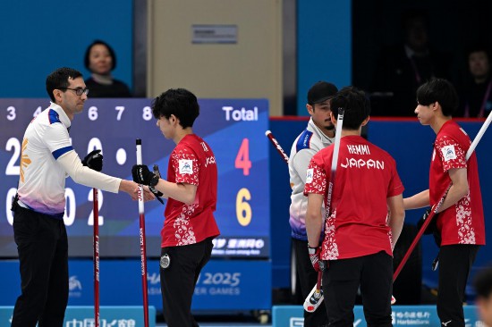 2月13日，菲律賓隊(duì)選手在比賽后和日本隊(duì)選手握手致意。新華社記者 黃博涵 攝