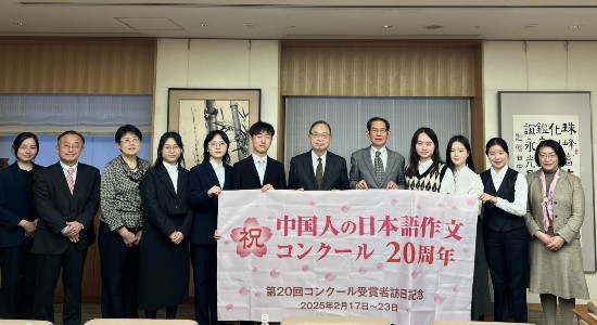 宮本雄二與獲獎同學一行合影留念。日本僑報社供圖