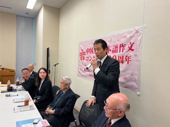 福田達夫在報告會上致辭，勉勵中國大學生繼續(xù)努力。日本僑報社供圖