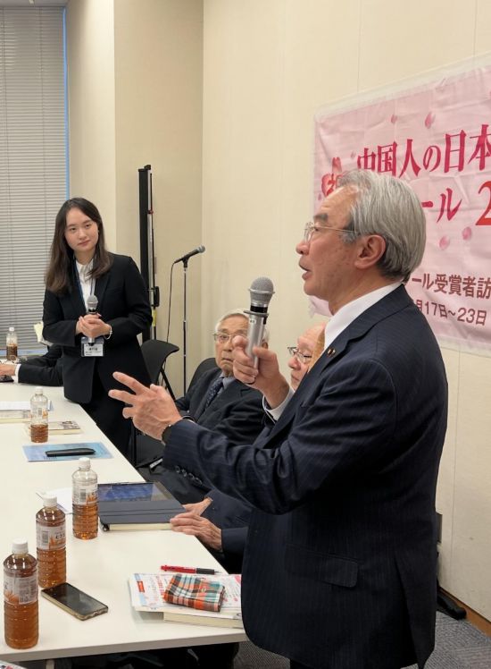 近藤昭一和獲獎同學對話，對日語作文大賽20周年表示贊賞。日本僑報社供圖
