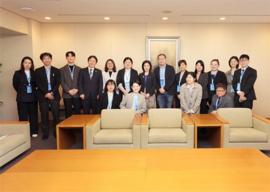 拜會日本外務省外務大臣政務官生稻晃子。中日韓合作秘書處供圖