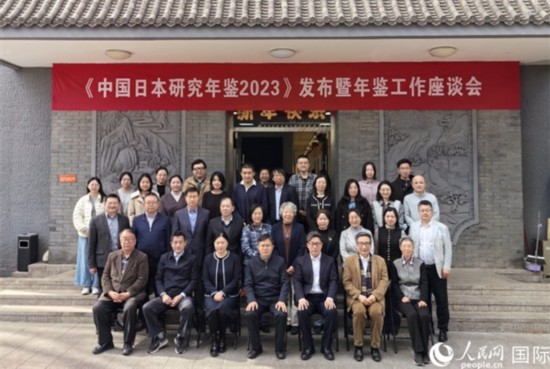 部分與會嘉賓合影留念。人民網(wǎng)記者 陳建軍攝
