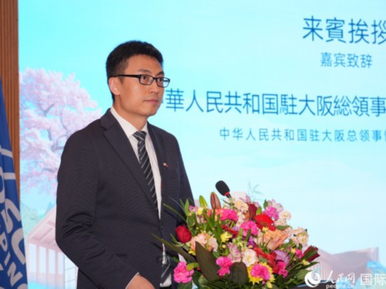 中國駐大阪總領事館副總領事方煒代讀致辭。人民網(wǎng) 許可攝