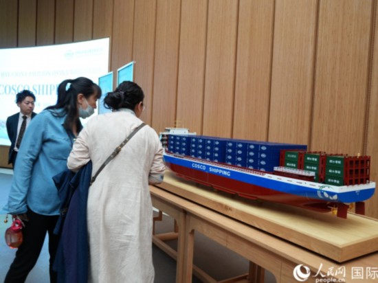 中遠海運集團的船模吸引觀眾駐足觀看。人民網(wǎng) 許可攝
