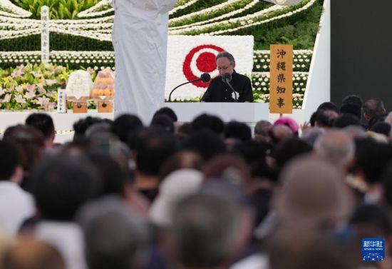   6月23日，在日本沖繩，日本沖繩縣知事玉城丹尼在沖繩戰(zhàn)歿者追悼儀式上發(fā)言。新華社記者 賈浩成 攝