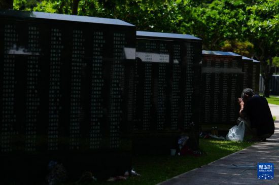   6月23日，在日本沖繩，一位市民在絲滿市摩文仁的和平祈念公園內(nèi)祭奠親屬。新華社記者 賈浩成 攝