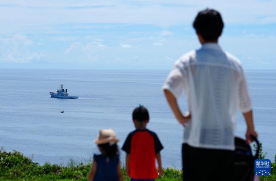   6月23日，在日本沖繩，市民在絲滿市摩文仁的和平祈念公園內(nèi)眺望遠方。新華社記者 賈浩成 攝