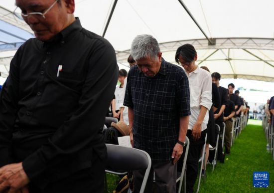   6月23日，在日本沖繩，民眾在沖繩戰(zhàn)歿者追悼儀式上默哀。新華社記者 賈浩成 攝