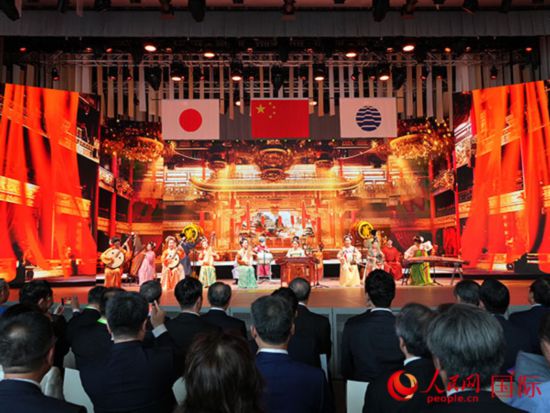 以“華彩中國·共繪未來”為主題的大型文藝演出現(xiàn)場。人民網(wǎng) 許可攝
